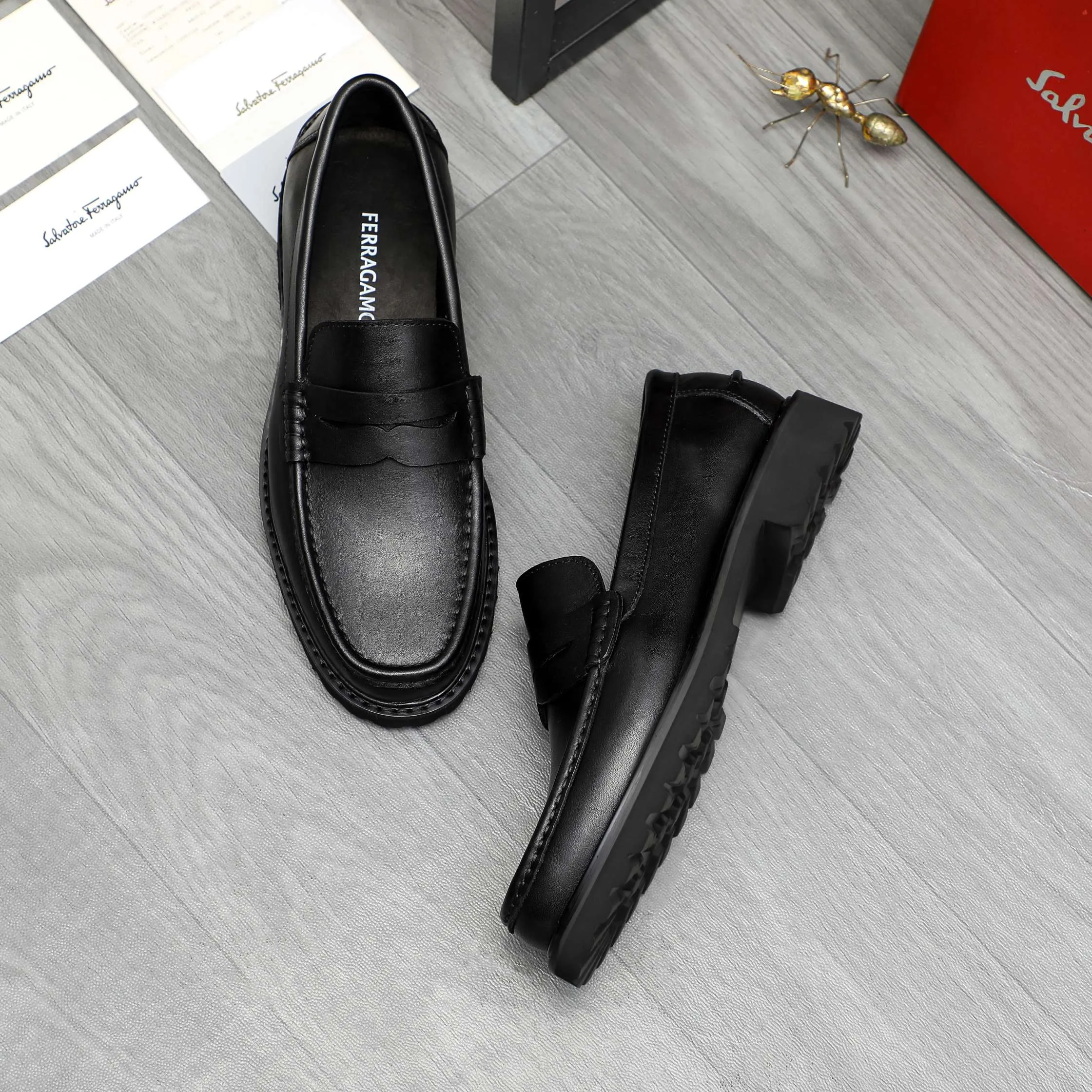 Men's shoes 💰442 Product trademark: Ferragamo "Ferragamo" business formal leather shoes Regular size: 38-46 (45.46 custom-made and non-refundable) Product materials: Selected high-quality cowhide upper, cowhide lining, non-slip rubber outsole